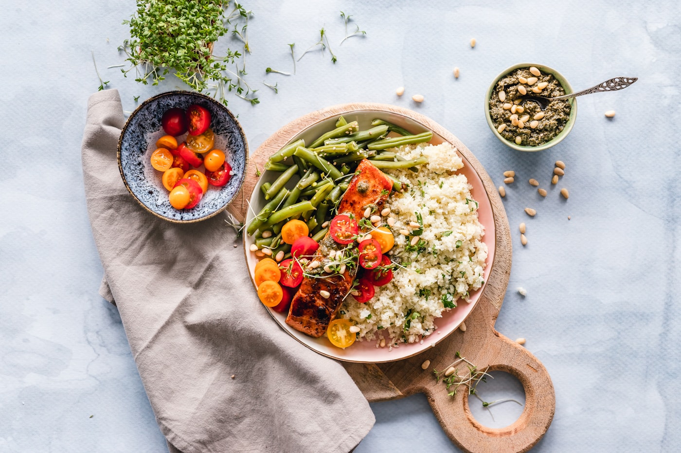 Bunter Couscous-Salat mit Zitrone mit saisonalem Gemuese